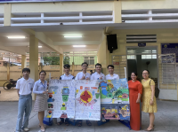 Nhóm Green NTU cùng học sinh THCS Nguyễn Khuyến tham gia hoạt động tuyên truyền bảo vệ môi trường biển, giảm nhẹ phát thải khí nhà kính.