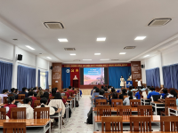 Sinh viên ngành Quản trị kinh doanh nghe chia sẻ về động lực phát triển trong nền kinh tế tri thức
