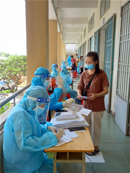 Tiêm vắc-xin phòng Covid-19 cho sinh viên nội trú Trường ĐH Nha Trang