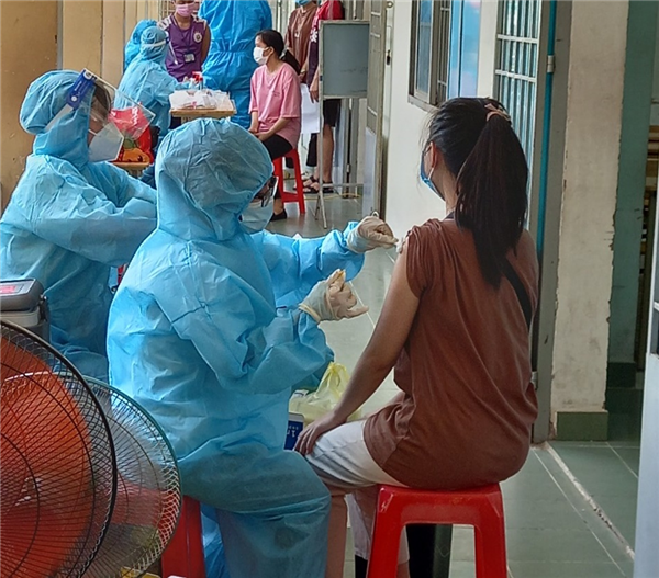 Tiêm vắc-xin phòng Covid-19 cho sinh viên nội trú Trường ĐH Nha Trang