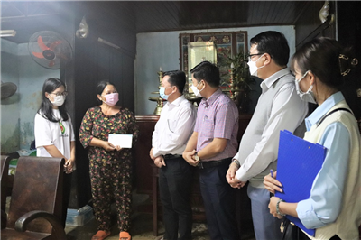 Trường ĐH Nha Trang: Thăm và tặng quà các gia đình sinh viên khó khăn do ảnh hưởng của dịch Covid -19