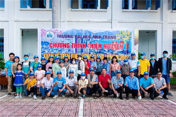 Tặng quà Tết cho đồng bào xã Giang Ly, huyện Khánh Vĩnh, tỉnh Khánh Hòa