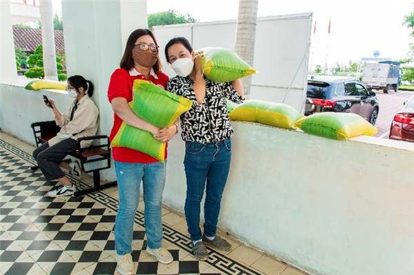 Tặng quà Tết cho đồng bào xã Giang Ly, huyện Khánh Vĩnh, tỉnh Khánh Hòa