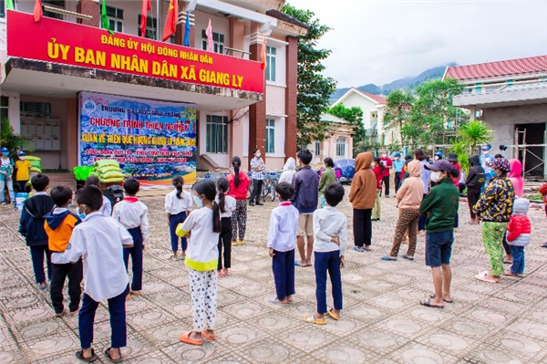 Tặng quà Tết cho đồng bào xã Giang Ly, huyện Khánh Vĩnh, tỉnh Khánh Hòa