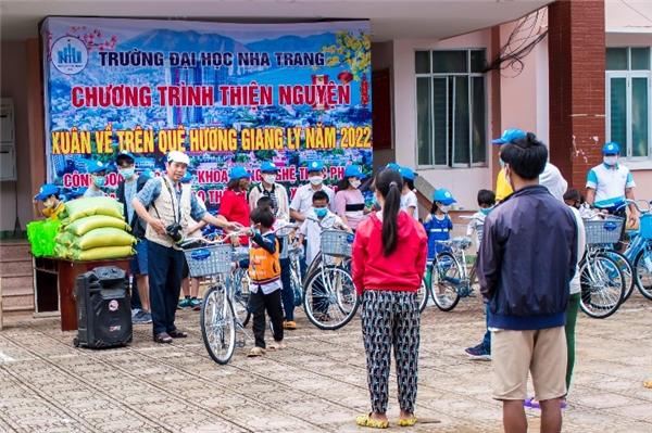 Tặng quà Tết cho đồng bào xã Giang Ly, huyện Khánh Vĩnh, tỉnh Khánh Hòa