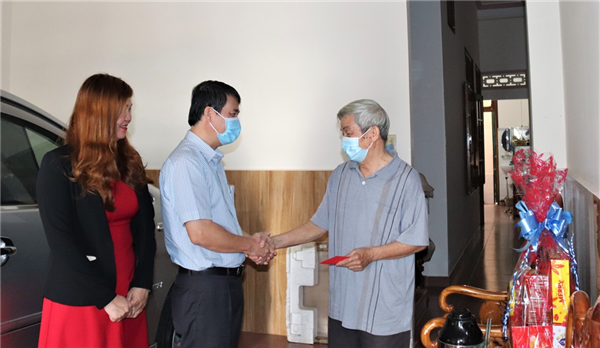 Thăm và chúc mừng năm mới các nguyên lãnh đạo Trường ĐH Nha Trang