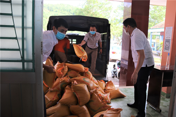 Trường ĐH Nha Trang: Tặng 3 tấn gạo và 300 chai nước mắm cho đồng bào xã Giang Ly