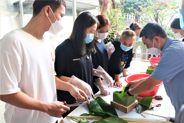 Sôi nổi cuộc thi gói bánh chưng dành cho sinh viên quốc tế tại Trường ĐH Nha Trang