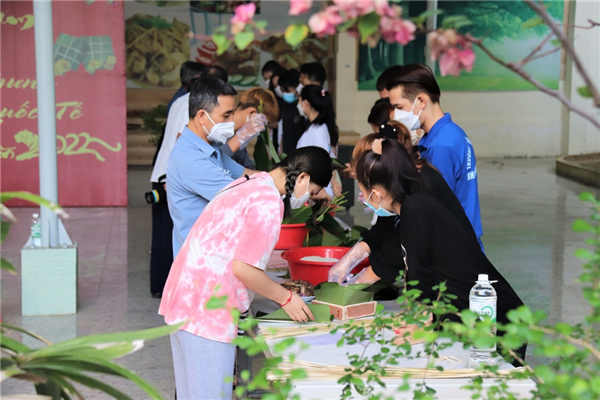 Sôi nổi cuộc thi gói bánh chưng dành cho sinh viên quốc tế tại Trường ĐH Nha Trang