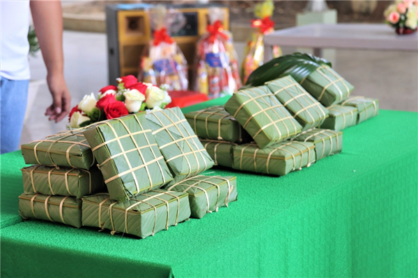 Sôi nổi cuộc thi gói bánh chưng dành cho sinh viên quốc tế tại Trường ĐH Nha Trang