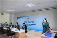 Sinh viên Trường ĐH Kinh tế - Luật tham quan học tập tại phòng thực hành NTU Bank