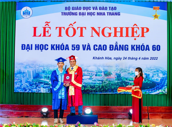 Trường ĐH Nha Trang tổ chức lễ trao bằng tốt nghiệp Đại học, Cao đẳng năm 2022