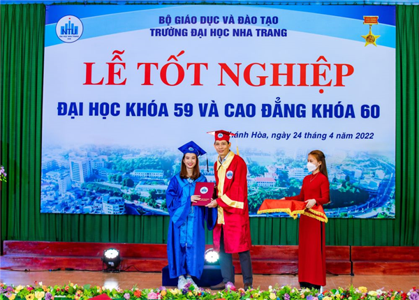 Trường ĐH Nha Trang tổ chức lễ trao bằng tốt nghiệp Đại học, Cao đẳng năm 2022