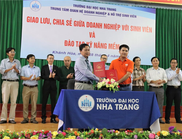 Gần 1000 lượt sinh viên tham dự Ngày hội việc làm năm 2022 tại Trường ĐH Nha Trang