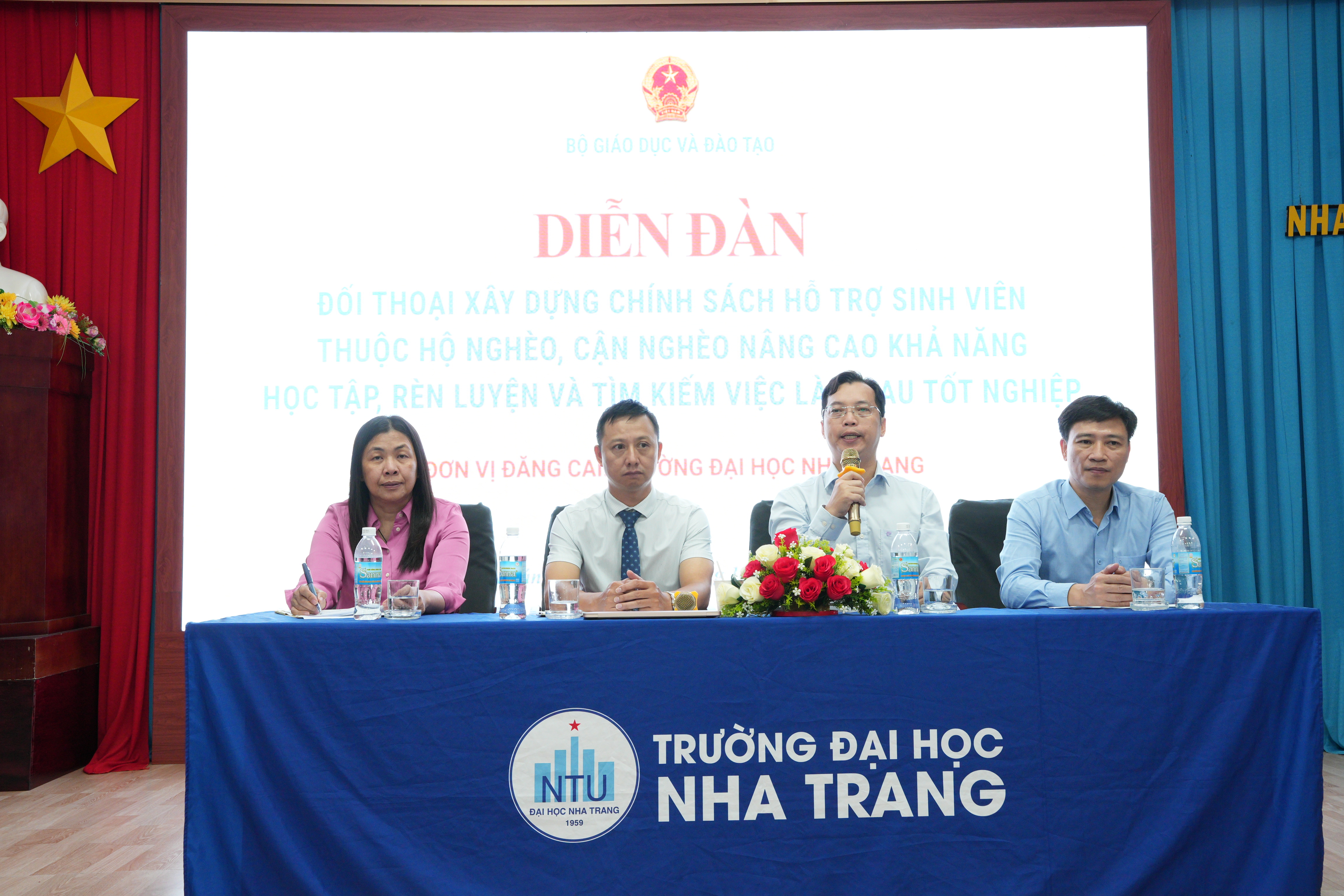Diễn đàn đối thoại chính sách hỗ trợ sinh viên tại Trường Đại học Nha Trang
