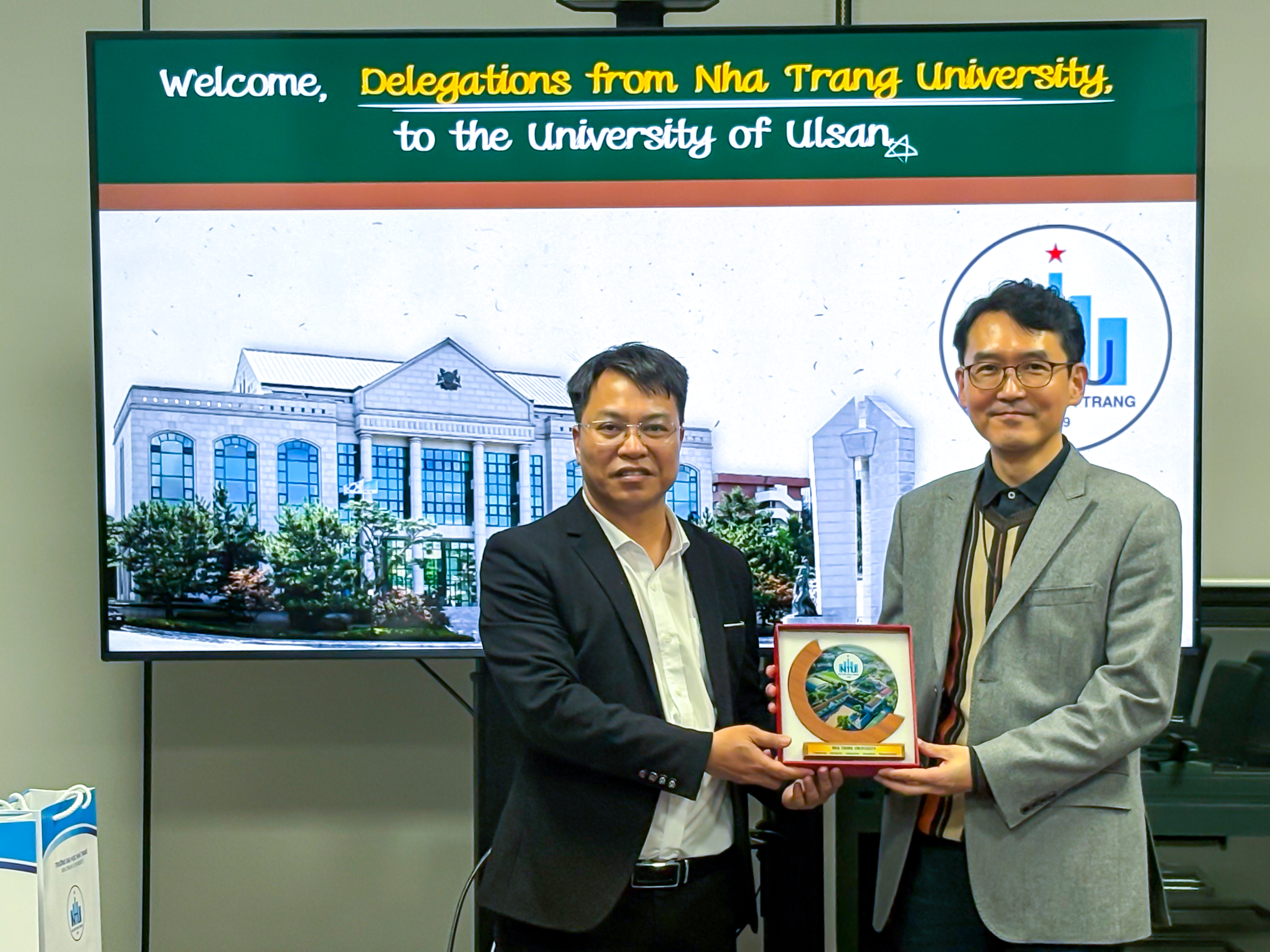 Đoàn công tác Trường Đại học Nha Trang thăm và làm việc với các đối tác tại Hàn Quốc