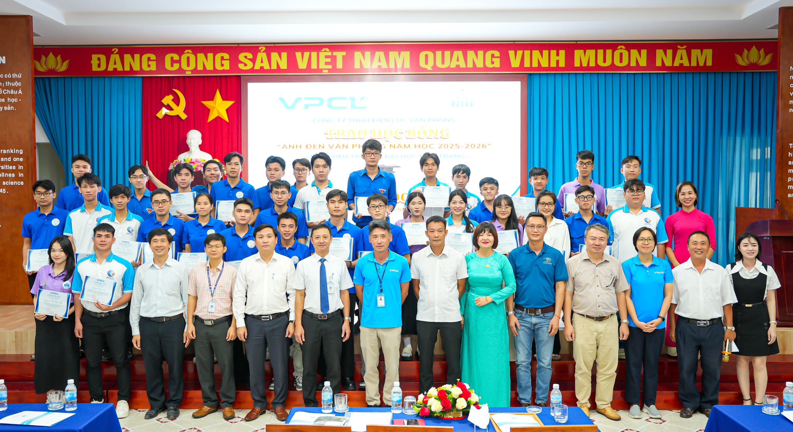 Trường Đại học Nha Trang tổ chức trao 33 suất học bổng "Ánh đèn Vân Phong" năm học 2025-2026