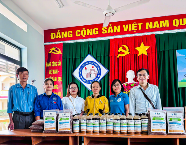 Viện Công nghệ Sinh học & Môi trường hỗ trợ các trường THPT chế phẩm vi sinh xử lý rác hữu cơ sau lũ