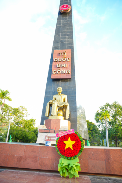 Trường Đại học Nha Trang tổ chức viếng Nghĩa trang Liệt sĩ Hòn Dung và khu tưởng niệm liệt sĩ hy sinh Tết Mậu Thân, nhân kỷ niệm 81 năm Ngày thành lập QĐND Việt Nam