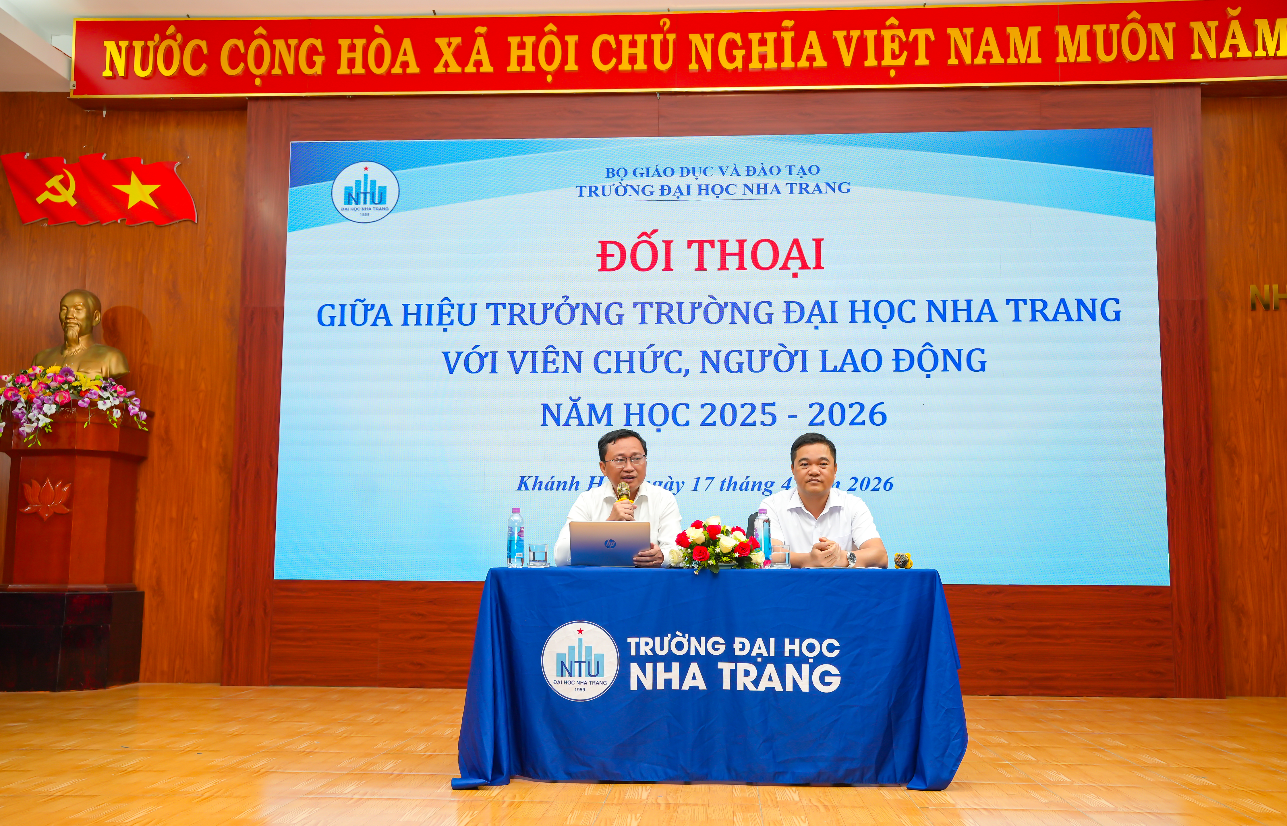 Trường Đại học Nha Trang tổ chức Chào cờ Quý II và đối thoại với viên chức, người lao động năm học 2025-2026