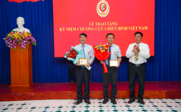 Trường Đại học Nha Trang tổ chức Lễ trao tặng Kỷ niệm chương Cựu chiến binh Việt Nam