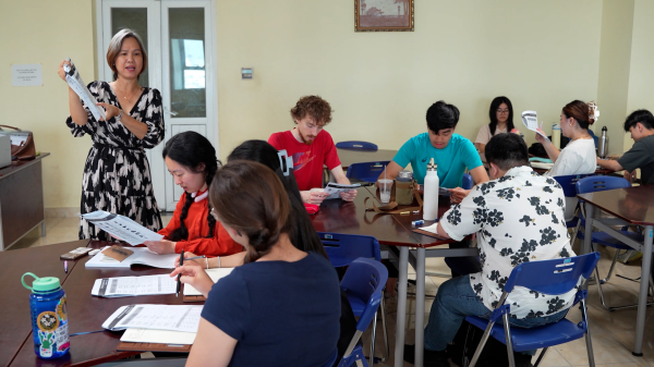 Sinh viên Canada trải nghiệm học tiếng Việt và văn hóa Việt Nam tại Trường Đại học Nha Trang