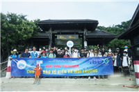 Sinh viên Trường ĐH Nha Trang tham gia làm sạch bờ biển Hòn Mun
