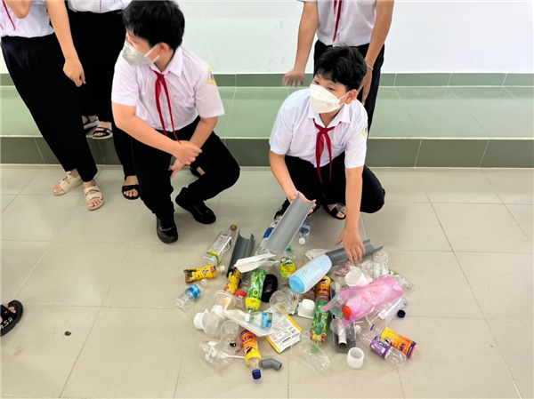 Viện CN Sinh học & Môi trường thực hiện ngoại khóa “Hành động vì môi trường không rác thải nhựa”