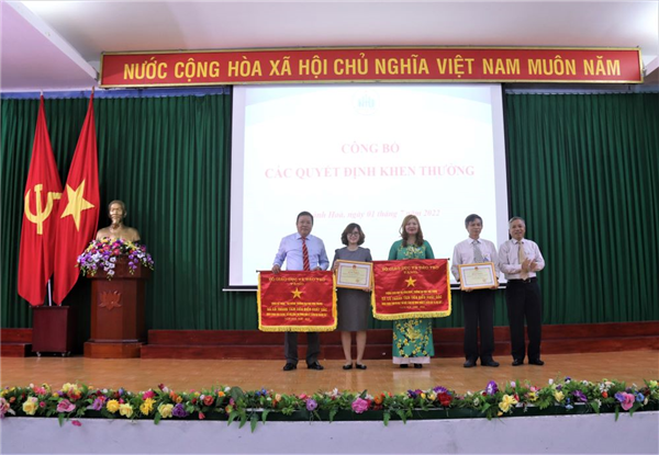 Tổ chức Hội nghị đối thoại giữa Hiệu trưởng với Viên chức, người lao động và công bố các quyết định khen thưởng, bổ nhiệm nhân sự