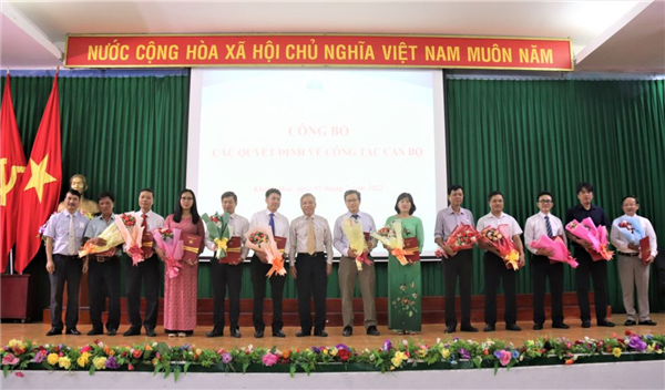 Tổ chức Hội nghị đối thoại giữa Hiệu trưởng với Viên chức, người lao động và công bố các quyết định khen thưởng, bổ nhiệm nhân sự