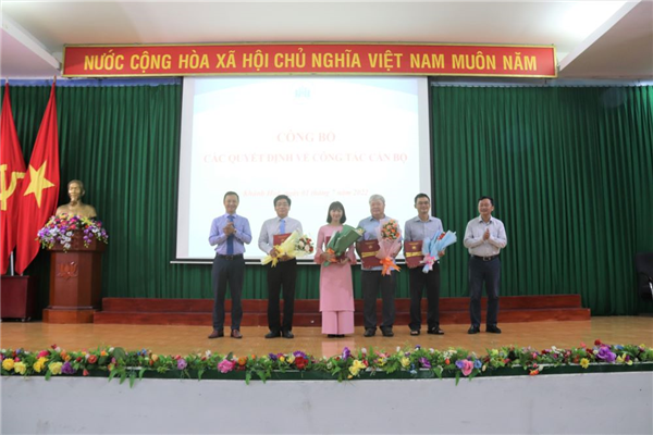 Tổ chức Hội nghị đối thoại giữa Hiệu trưởng với Viên chức, người lao động và công bố các quyết định khen thưởng, bổ nhiệm nhân sự