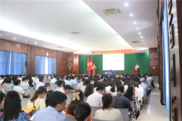 Tổ chức Hội nghị đối thoại giữa Hiệu trưởng với Viên chức, người lao động và công bố các quyết định khen thưởng, bổ nhiệm nhân sự