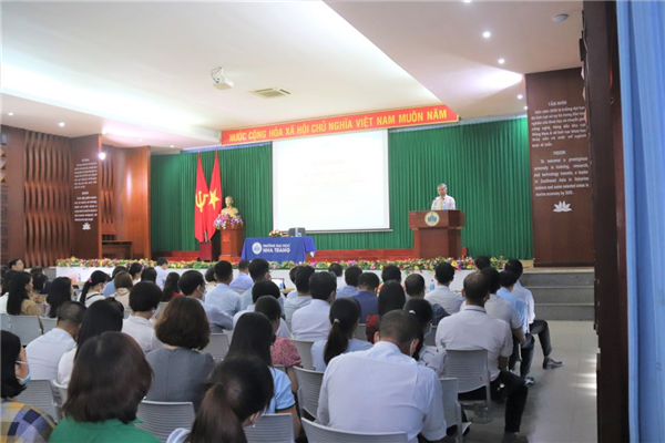 Tổ chức Hội nghị đối thoại giữa Hiệu trưởng với Viên chức, người lao động và công bố các quyết định khen thưởng, bổ nhiệm nhân sự