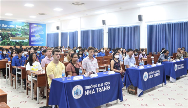 Sinh viên tham gia chương trình giao lưu văn hóa Việt – Mỹ
