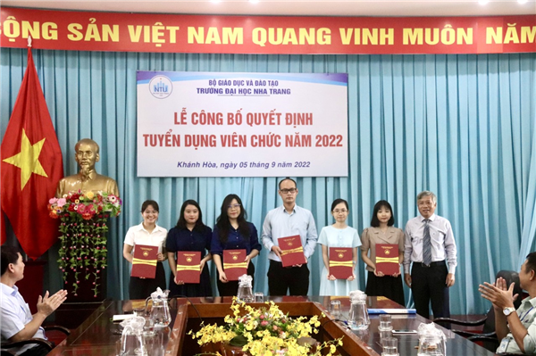 Tổ chức lễ công bố quyết định tuyển dụng viên chức năm 2022