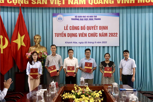 Tổ chức lễ công bố quyết định tuyển dụng viên chức năm 2022