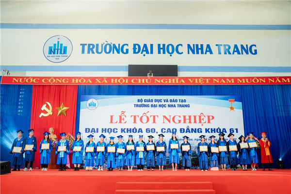 Tổ chức Lễ tốt nghiệp đại học khóa 60, cao đẳng khóa 61