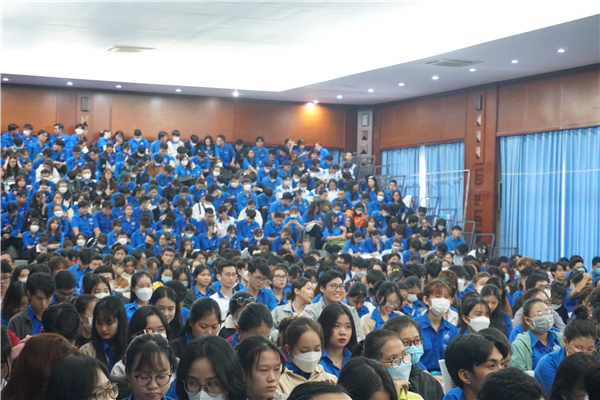 Gần 1000 sinh viên tham dự Hội thảo “Tình nguyện viên và thành công của dự án Người dân Khánh Hoà nói tiếng Anh”