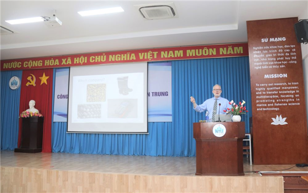 Sinh viên ngành Quản trị kinh doanh chất lượng cao nghe chia sẻ về thành công trong kinh doanh từ Giáo sư Ari Kokko
