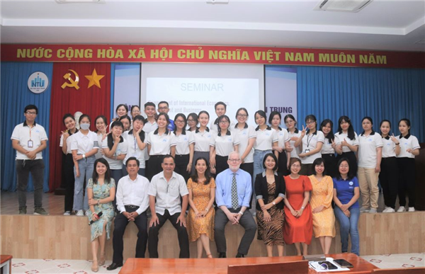 Sinh viên ngành Quản trị kinh doanh chất lượng cao nghe chia sẻ về thành công trong kinh doanh từ Giáo sư Ari Kokko