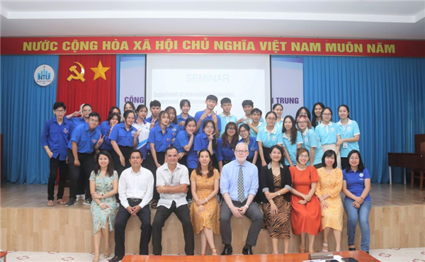 Sinh viên ngành Quản trị kinh doanh chất lượng cao nghe chia sẻ về thành công trong kinh doanh từ Giáo sư Ari Kokko