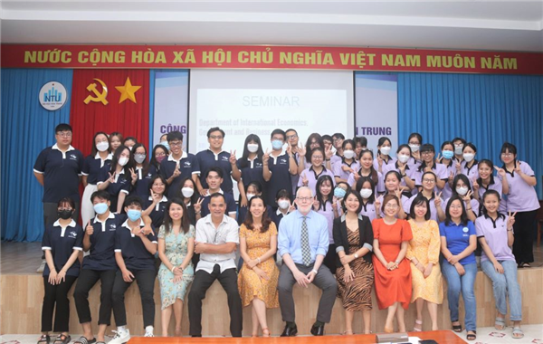Sinh viên ngành Quản trị kinh doanh chất lượng cao nghe chia sẻ về thành công trong kinh doanh từ Giáo sư Ari Kokko
