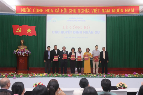 Công bố các quyết định nhân sự và khen thưởng các cấp