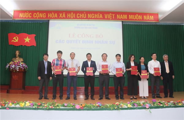 Công bố các quyết định nhân sự và khen thưởng các cấp