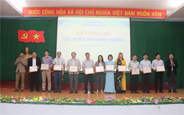 Công bố các quyết định nhân sự và khen thưởng các cấp
