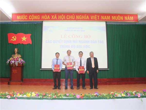 Công bố các quyết định nhân sự và khen thưởng các cấp