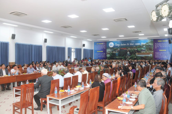Gặp mặt nguyên lãnh đạo và cán bộ hưu trí Nhà trường trước Tết Nguyên đán 2023 