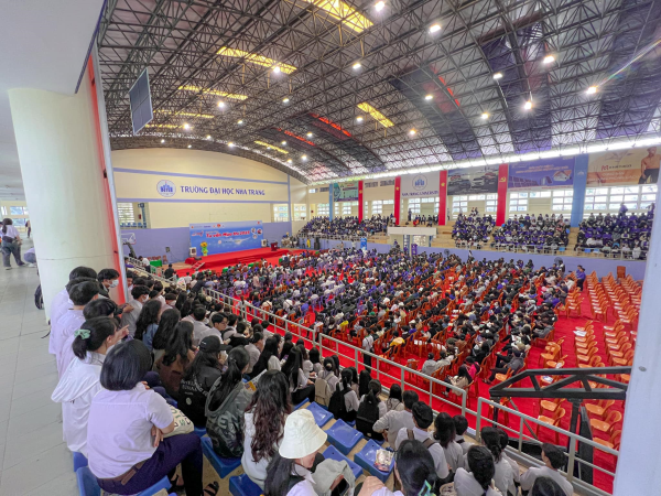 Gần 2000 học sinh tham gia Ngày hội tư vấn tuyển sinh tại Trường ĐH Nha Trang