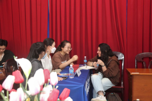 Sinh viên Trường ĐH Nha Trang giao lưu với đoàn sinh viên Hoa Kỳ