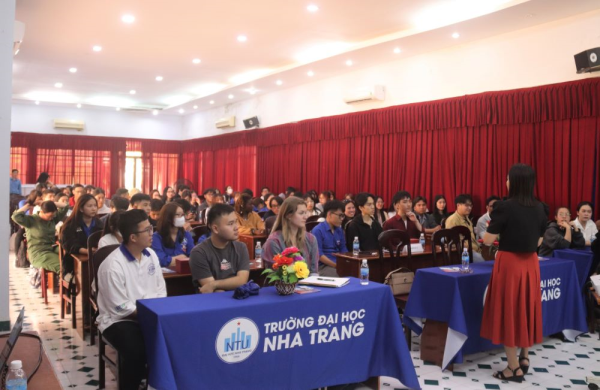 Sinh viên Trường ĐH Nha Trang giao lưu với đoàn sinh viên Hoa Kỳ